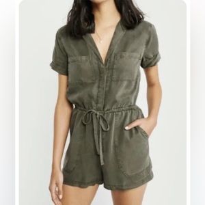 Abercrombie & Fitch green romper Medium